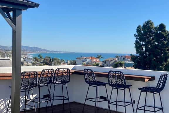 Ocean view with Rooftop, Peloton, Free Parking - Image 1