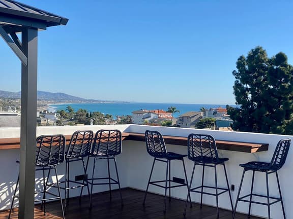 Ocean view with Rooftop, Peloton, Free Parking - Image 1